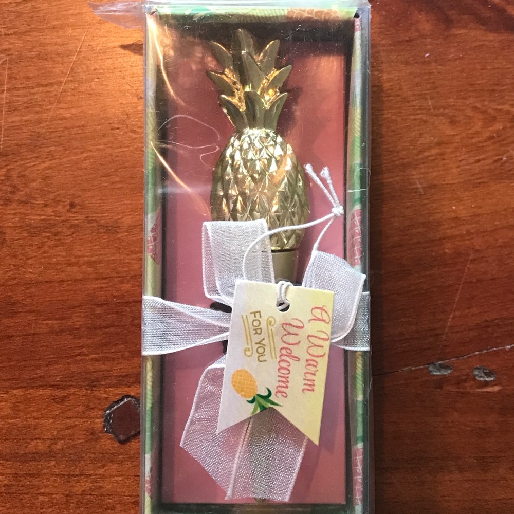 Pineapple wine stopper